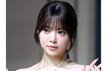 腰までざっくりと…LE SSERAFIM・ウンチェ、透け透けコルセットから“美くびれ”あらわ「眼福です」 画像