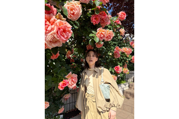 のん、スゴすぎる満開のバラとのショット公開！ファン「雰囲気良すぎ」「素敵な写真」と驚き 画像