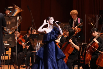 柏木由紀、コンサートで豪華ドレス姿をSNSでも披露「とっても似合ってる」「これからも歌い続けて」 画像