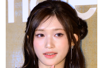 少し大人びた肌見せも…IVE・イソ、純白衣装＆日本の高級ジュエリーで見せた透明感 画像