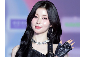 下げすぎじゃない？日本人K-POPアイドル、大胆“腰見せファッション”に視線集中「きゃー！」 画像