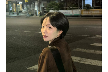 深夜の散歩で見せた“圧倒的彼女感”！韓国女優のエモさ溢れる近況ショットにファン悶絶 画像