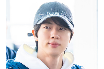 BTS・JIN、遊園地を楽しむ“自然体”ショット公開！ステージとのギャップにファン悶絶… 画像