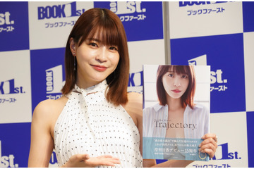 岸明日香、最新写真集では大胆露出のドレス姿がお気に入り「もしかして着てない」？ 画像
