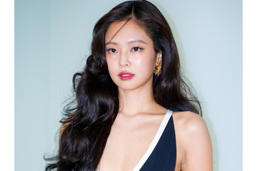 上半身の布面積が…BLACKPINK・ジェニー、みぞおちまで丸見え“ギリギリ”衣装で視線独占 画像