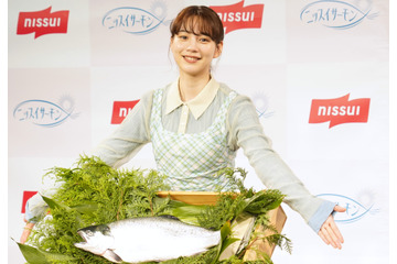 のん、サーモン一匹プレゼントに感動！エプロン姿で調理実演も 画像