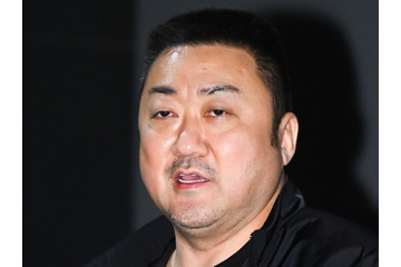 『犯罪都市』俳優マ・ドンソクの父親が死去…妻イェ・ジョンファとともに葬儀場で弔問客対応 画像