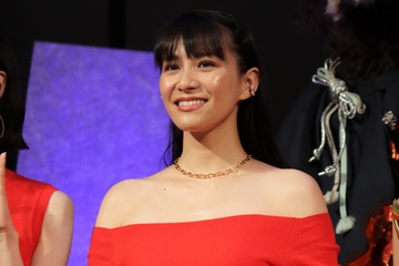 Perfume・あ～ちゃん、愛犬2匹と撮影したウェディングドレス姿を公開 画像