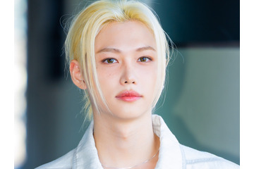 「王子様だぁ」Stray Kids・フィリックス、純白コーデで放つ“非現実的な美しさ”に反響！ 画像