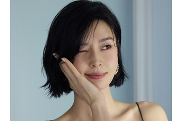 紐がちぎれそうなボリューム感…『梨泰院クラス』女優、“胸元ざっくり”ドレスで魅了「支え切れてる？」 画像