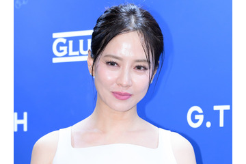 カラフルな肌着姿で「たくさん買って」とおねだり、社長自らモデルになった韓国女優 画像