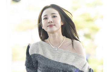 「思い切って全部脱ぐ」宣言が話題に！韓国女性歌手、赤ストッキングの大胆コーデに視線集中 画像