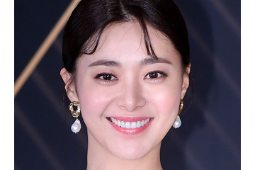 共用ソファーに土足の“マナー炎上”から3カ月…女優イ・ヨンウンが接写自撮り公開　43歳とは思えない童顔 画像