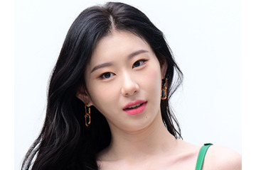 胸元ゆるめキャミで寝そべり…チェリョン、ベッド上の“誘惑ショット”に釘付け「ダメだよ」 画像