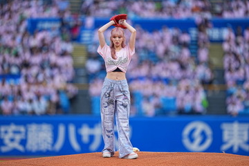 ME:IのSUZUが神宮球場で初始球式、ピンクのユニフォーム姿で堂々投球！ 画像