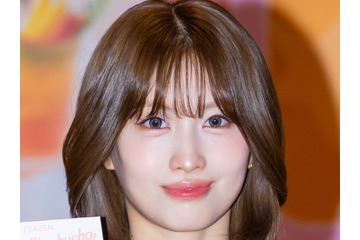 スキマから見えちゃいそう…TWICE・モモ、ミニワンピで“生美脚”を大胆披露「きゃあ！」「ギリギリ」 画像