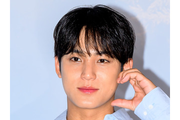 可愛らしい“犬耳ポーズ”も！SEVENTEEN・ミンギュ、爽やかな水色ルックでチョコバーイベントへ 画像
