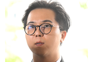 「本人に見えない」の声も…兵役法違反疑惑のK-POPアイドル、久々の近影に注目 画像