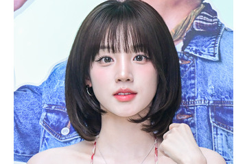 “美ワキ”丸出しポージング…ウギ、キュっと締まった真っ白ボディに釘付け「わぁ」「布面積少なすぎ」 画像