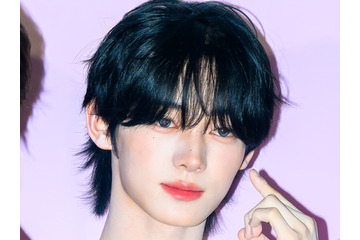 “ブルーの瞳”に吸い込まれそう…TWS・ハンジン、爽やかなスポーティールックでイベントに出席 画像