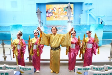 松平健がクルーズ船で登場！「八景島シーパラダイス」のイルカショーにサプライズ出演し大歓声！ 画像