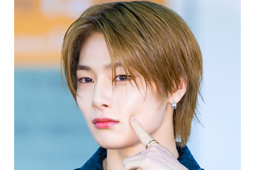 Stray Kids・I.N、シルバーヘアに大胆イメチェン！美形際立つ“短髪ビジュ”で魅了…「超似合う」 画像