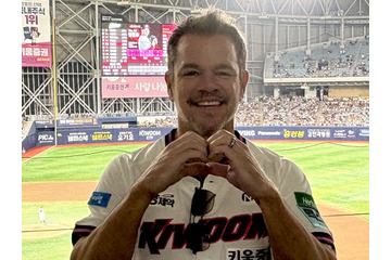 「合成かと思った」俳優マット・デイモン、ハートポーズで韓国プロ野球生観戦!?意外な理由とは 画像