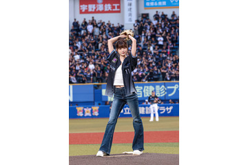 「勝利の女神」としてSNSでも反響！LE SSERAFIM・HONG EUNCHAEが千葉ロッテ戦で始球式に初登場　 画像