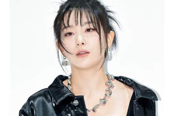ギリギリすぎる…ミニスカ姿のスルギ、“危険なポーズ”でファン釘付け「これは反則」「わぁ」 画像