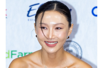 過激ダンスが「公然わいせつ」と告白されたファサ、うっとりするヴィーナスライン…南国で開放的に 画像
