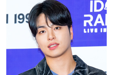 入隊控え“坊主姿”に！iKON・JU-NE、メンバーとの敬礼ショット公開「元気に行ってきます」 画像