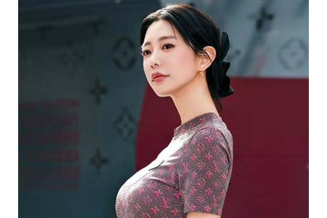 付け根ラインも大胆に…“世界で最も美しい顔”2位のクララ、ハイレッグのスイムウェア姿で圧巻グラマラス 画像