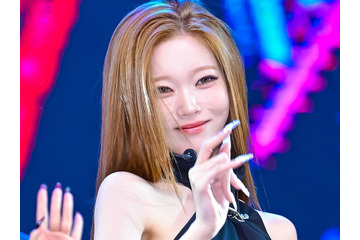 “無防備”なスキマに視線集中…日本人K-POPアイドル、深Vネックで魅了「心拍数上昇しちゃう」 画像
