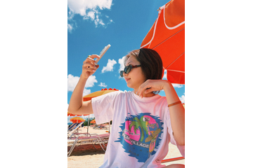 「夏が似合いすぎ！」武田玲奈、Tシャツにショートパンツ姿のオフショ披露！ 画像