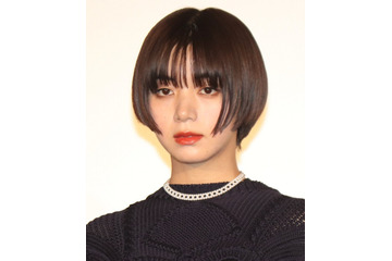 池田エライザ、真っ赤なミニスカート＆ひざ丈ブーツのコーディネートを披露　「かっこよすぎる…」とファン絶賛の声 画像