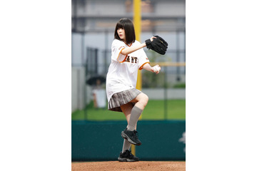 ナナニジ南伊織が雨のマウンドへ！巨人vs中日戦で始球式に挑戦 画像