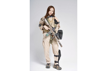 元NGT48・川越紗彩、サバゲー雑誌の表紙で“ガチ装備”披露！セクシーなチャイナコスプレ姿も 画像
