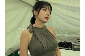 ふくよかな胸部に視線集中！妊娠説一蹴、オフショルドレスで見事なボディライン披露のホン・ジニョン 画像