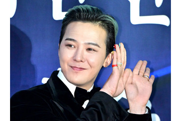 鮮やかな“青髪”でオーラ全開！G-DRAGON、パリで目撃　韓国料理店の店主と笑顔で記念SHOT 画像