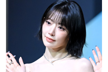すき間がたまらん…LE SSERAFIM・宮脇咲良、大きく開いたワンピース姿にうっとり 画像