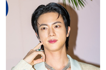 「海が似合う男…」BTS・JIN、“美形フェイス×鍛えた肉体”のギャップにファン悶絶！ビーチSHOT公開 画像