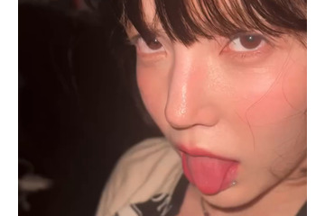 腕にはタトゥーが点在　“いじめ”騒動で脱退した元K-POPアイドル、艶めかしいスイムウェア姿で近況報告 画像