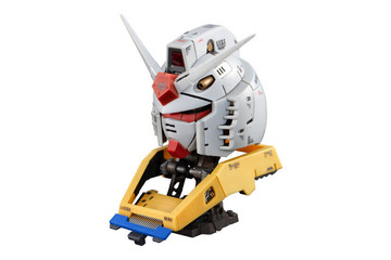 1回1,500円の「ガンダム」高級ガシャポン！コクピットまで作り込まれた「バストアップモデル」がメチャ凄い、内部にはアムロの姿も 画像