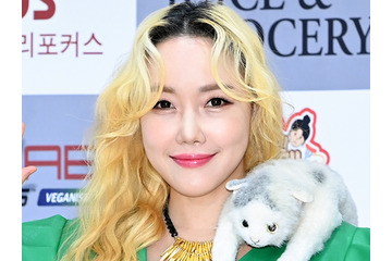 「図々しい」「自粛は？」免許取消レベルの飲酒運転で摘発された韓国タレント、個展PRに非難の声 画像