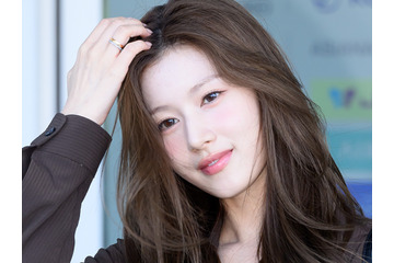 ミニ丈でギリギリ？TWICE・サナ、大胆な“お座りポーズ”に視線集中「うわぁ！」「これは反則」 画像