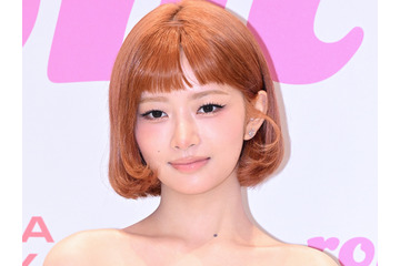 「危険…」IVE・レイ、深Vネックの白トップスで色気全開　大人びた雰囲気に視線集中 画像