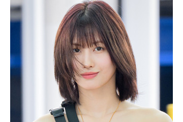 動く度に“パンチラ”…TWICE・モモ、スリット入りの攻めたミニスカ姿で登場 見せに来る大胆さ 画像