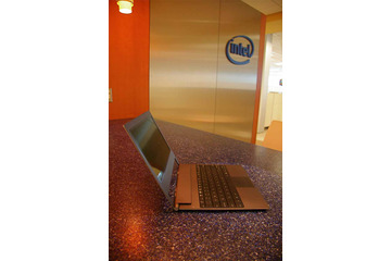 【COMPUTEX TAIPEI 2010(Vol.2)】インテル、モバイル向けデュアルコアAtom搭載の超薄型ネットブックを披露 画像
