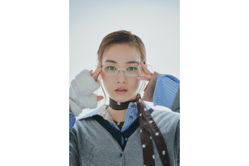 雰囲気がらりで絶賛の声！のん、ブログに公開したメガネコーデが「さすがおしゃれ番長」と評判 画像