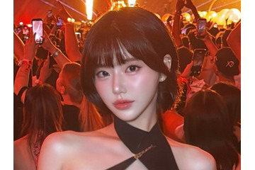 開きすぎてはみ出てるよ…大胆カットの衣装でコンサートを見に行ったDJ SODAに視線釘付け 画像
